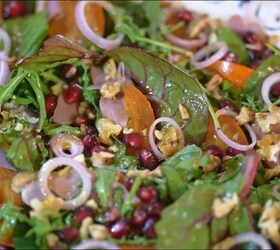 Салат с утиной грудкой, хурмой, грецкими орехами и зернами граната