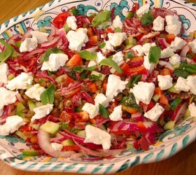 Салат из чечевицы с овощами, козьим сыром и мятой