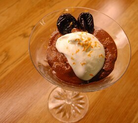 Шоколадный мусс с черносливом и взбитыми сливками