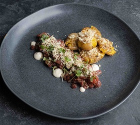 Тартар из говядины с астраханской воблой и запеченным картофелем Тартар из говядины с астраханской воблой и запеченным картофелем