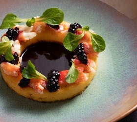 Полента с крабом и ежевичным соусом