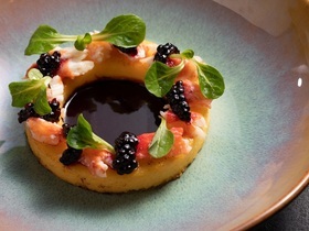 Полента с крабом и ежевичным соусом