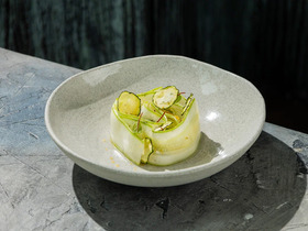 Карпаччо из юного кабачка с чипсами из кабачка и щавелевой сальсой