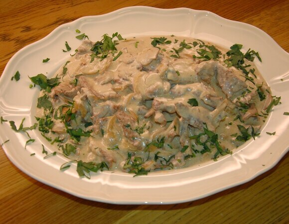 Бефстроганов с шампиньонами и дижонской горчицей