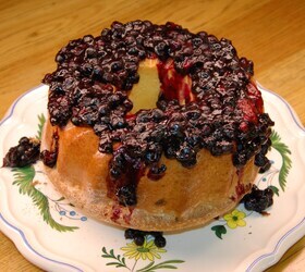 Бисквитный кекс с черничным соусом