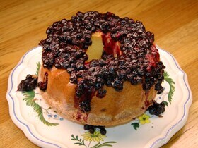 Бисквитный кекс с черничным соусом