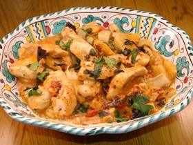 Куриное филе в воке с картофелем, помидорами черри и голубым сыром