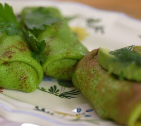 Зеленые блины с семгой, авокадо и грибами
