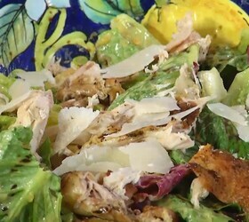 Салат «Цезарь» с запеченным цыпленком и копченой грудинкой