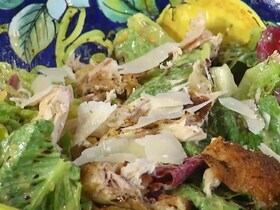 Салат «Цезарь» с запеченным цыпленком и копченой грудинкой Салат «Цезарь» с запеченным цыпленком и копченой грудинкой