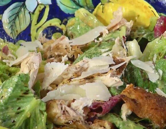 Салат «Цезарь» с запеченным цыпленком и копченой грудинкой