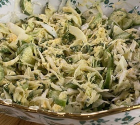 Салат из молодой капусты и огурцов с заправкой на желтках