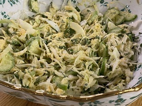 Салат из молодой капусты и огурцов с заправкой на желтках