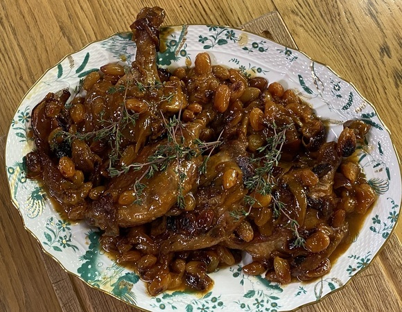 Утиные ножки, томленные в сидре с красным луком, изюмом и медом