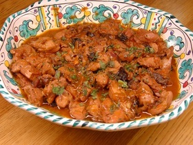 Индейка, томленная с черносливом и красным луком Индейка, томленная с черносливом и красным луком