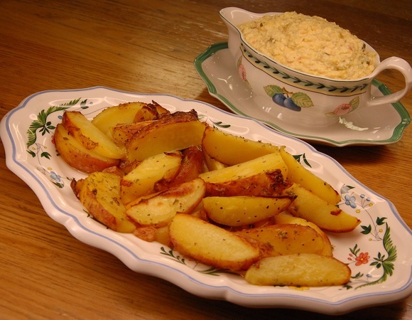 Картофель, запеченный под грилем с чесноком и орегано Картофель, запеченный под грилем с чесноком и орегано