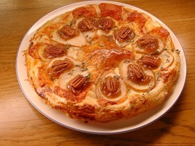 Слоеный тарт с грушами, сыром и орехами пекан