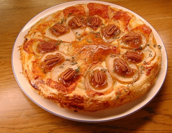 Слоеный тарт с грушами, сыром и орехами пекан