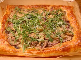 Грибная закуска на тесте с артишоками, сыром и руколой