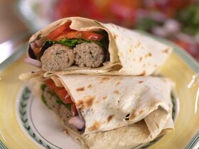 Бараньи колбаски в лаваше с помидорами и маринованным луком