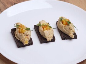 Риет из индейки с фруктовым соте из манго и папайи
