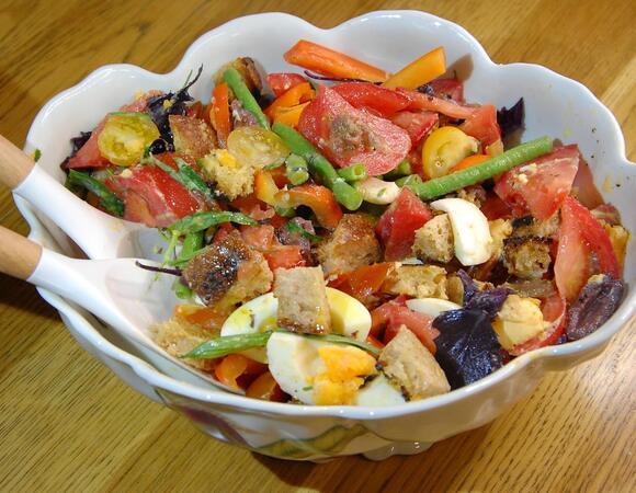 Салат из сладкого перца с помидорами, анчоусами и стручковой фасолью