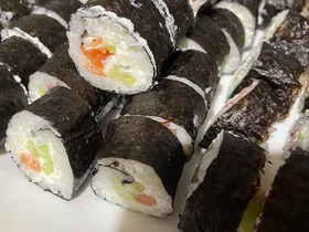 Роллы с огурцом и лососем Роллы с огурцом и лососем