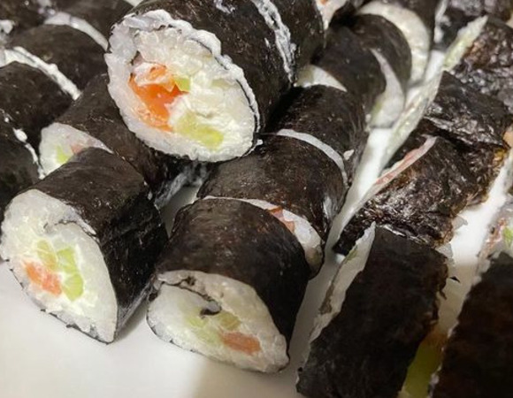 Роллы с огурцом и лососем