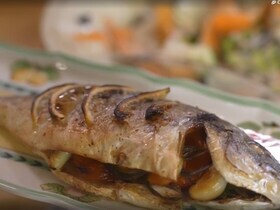 Дорада, фаршированная курагой, с салатом из дайкона и цукини и ореховой заправкой