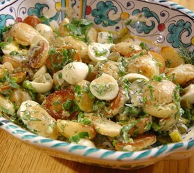 Салат из молодого картофеля с корнишонами, перепелиными яйцами и зеленью Салат из молодого картофеля с корнишонами, перепелиными яйцами и зеленью