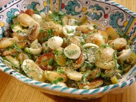 Салат из молодого картофеля с корнишонами, перепелиными яйцами и зеленью