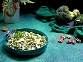 Сливочный салат из огурцов, авокадо и брокколи