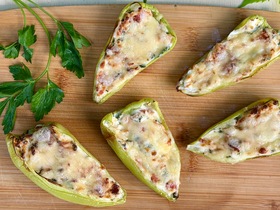 Запеченные перцы с начинкой из творожного сыра и бекона