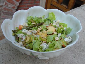 Салат с цитрусовыми, запеченной спаржей, персиками и фундуком Салат с цитрусовыми, запеченной спаржей, персиками и фундуком