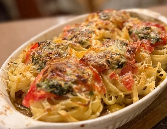 Паста-запеканка с фаршем, помидорами и кабачками