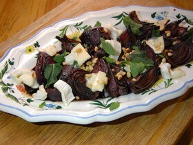 Закуска из запеченного лука с козьим сыром, кедровыми орехами и мятой